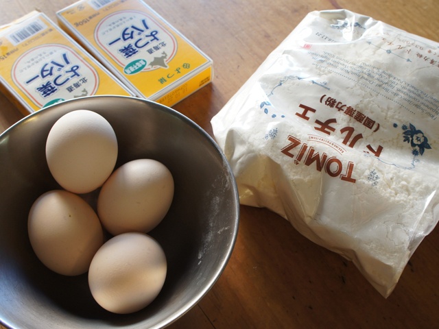 基本となる材料はこれら卵、バター、粉に砂糖だけ。ホイップさえできていれば、ベーキングパウダーは使わなくてもちゃんと膨らむ