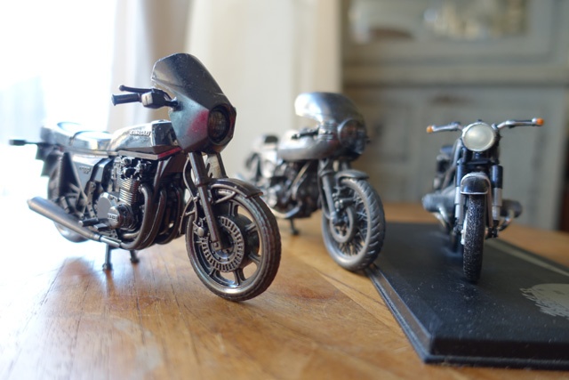 デスクの上のかわいいやつら。左の「kawasakiZ1R」、中央の「Ducati 750 SS」は今でも乗りたい憧れのバイク