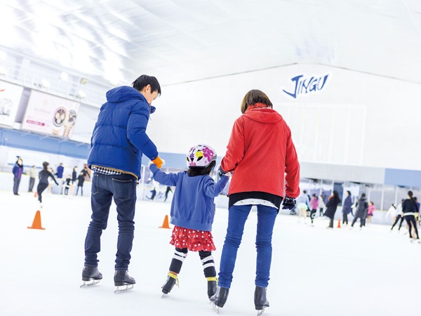家族でスケートを楽しもう（詳しくは2ページ）