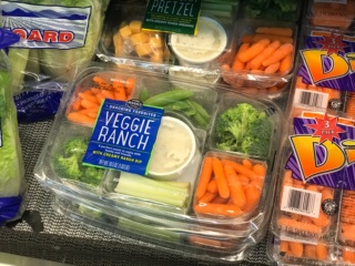 野菜スティックは、いろんなところに売っているので旅行中、ホテルの冷蔵庫に常備しておくのがおすすめ