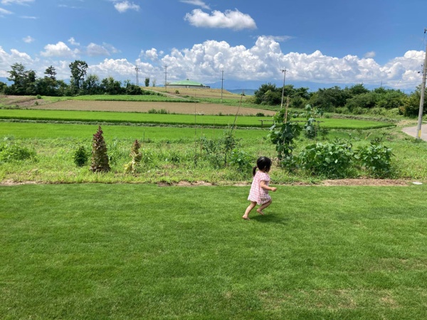 広い庭を走り回る山本家の長女