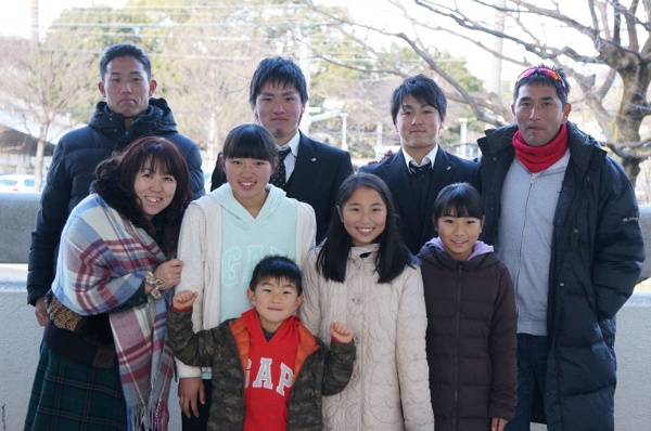 9人家族の長手さん一家。水色のパーカーを着ているのが中学生の頃の美波さん（左から2番目）。右上が父親の信行さん（画像提供：長手信行さん）