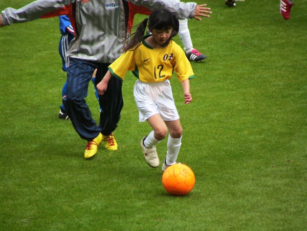 兄の入っていたサッカー教室でプレーする、6歳の頃の咲新（さにい）さん