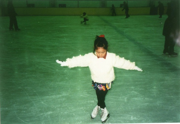5歳の頃。場所は1998年2月に閉館した岐阜県羽島郡岐南町のミナミアイススケート場です。母が作った姉のおさがりのコスチュームを着て練習していました
