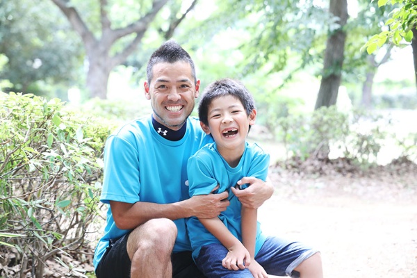 コーディスポーツ代表の寺尾大地さんと、小1の息子・ゆうすけくん。普段から実践しているという運動遊びを教えてもらいました