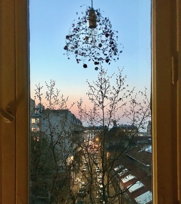窓から見たパリの風景。窓ガラスを誰か洗ってくれたのかしら？と思ったら、そんなことはなく、ただ、外の空気が透明にキラキラと透き通っているだけなのでした
