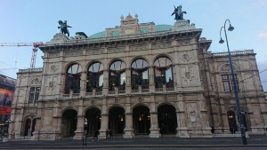 劇場閉鎖になった日のウィーン国立オペラ座（3月11日撮影）