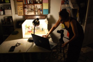 マルティーナの撮影スタジオ。自宅内にあるアトリエで、真夜中に撮影作業をするマルティーナ。子どもたちの寝静まったこの時間帯に集中して、短時間で仕事を仕上げるようにしていています