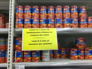 一度に購入できるトマト缶は3缶まで。米、小麦粉、トマト缶など基本的な食品とされるものに関しては購入数制限がある