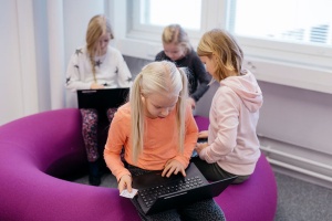 校舎や教室のレイアウトが変化し、ユニークな家具をあちこちに配置している学校も増えたため、デジタル機器を使ったグループワークも好きな場所で自由な姿勢で取り組むことが可能に（C）Finland Promotion Board