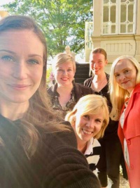 サンナ・マリン首相（左写真左と、右写真中央）と連立政権与党のリーダーたち。（ 左）Sanna Marin / Instagram、（右）Finnish Government