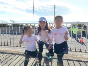昨年12月に出場した親子マラソンのスタート前、お揃いのユニフォームを着た長女、次女と（千葉さん提供写真）
