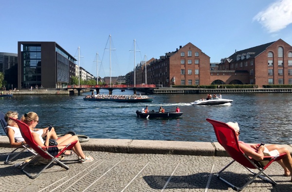 気持ちのいい北欧の夏。コペンハーゲンの運河にはボートや観光船が行き交い、水辺で日光浴を楽しむ人も多い（写真提供：井上陽子）