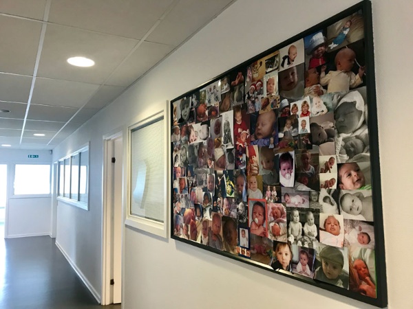 コペンハーゲン市内にある不妊治療のクリニック。ここで治療を受けた人たちが出産した赤ちゃんの写真も飾ってある
