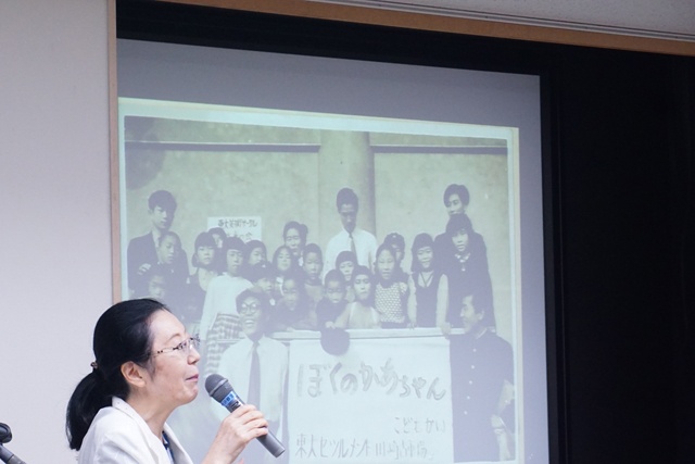 2019年7月に行われた岐阜市ハートフルスクエアーGでの講演会で紙芝居『ぼくのかあちゃん』のエピソードを話す鈴木さん