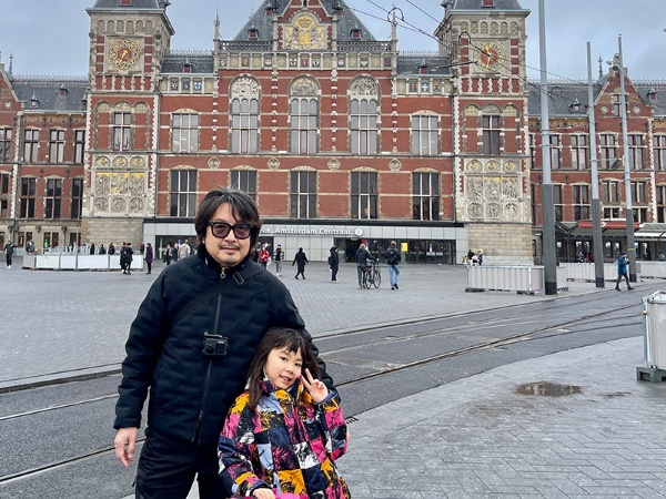 昨年の冬、初めてアムステルダムを観光。アムステルダム中央駅前の広場にて