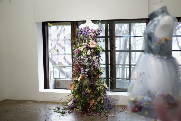 今年、表参道ROCKETで行われた「色を纏う花展」での前田さんの作品。テーマはフラワーロス