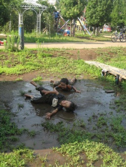 ここまで泥だらけになれるのは子ども時代ならでは