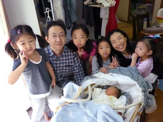 11月20日に生まれたばかりの息子を囲む、7人の家族写真。赤ちゃんの来訪で、娘たちがぐんと優しくなった気がする。
