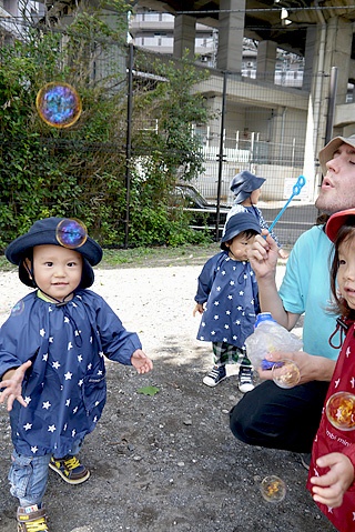 外遊び用には専用スモックと帽子を着用して出かける。子どもたちは外遊びが大好き