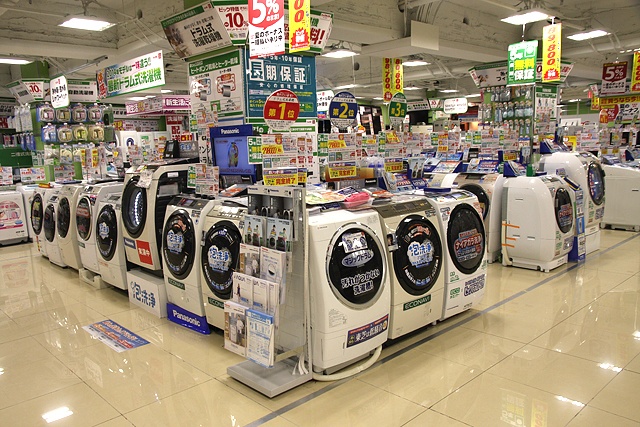 店頭にはさまざまな種類のドラム式洗濯機が並ぶ。小型のものも出てきた（ビックロ　ビックカメラ新宿東口店）