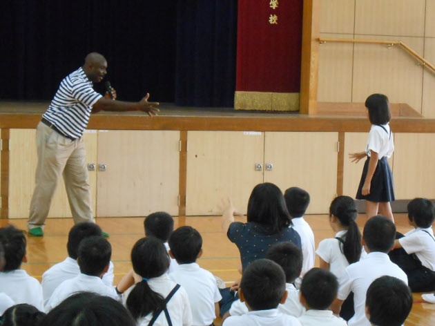 大阪市では９月から中学校区に１名の外国人講師が配置される。敷津小学校にはガーナ人の明るい男性講師が来てくれた。ちょっと引っ込み思案の子どもたちも、あっという間にひきつけられていた