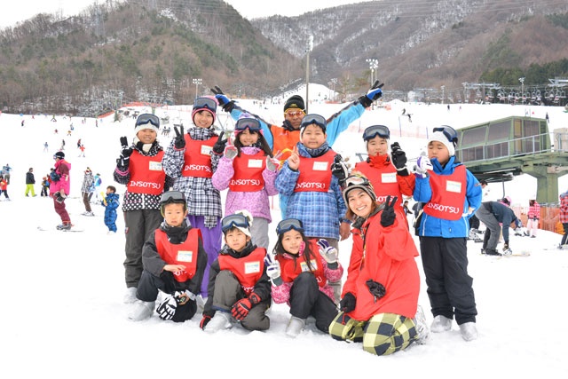 引率舎の<a href="http://www.shikiclub.co.jp/shikitabi/trip_day/day_children-ski.html" target="_blank">「子どもだけで参加できるチビッコわんぱく日帰りスキーツアー」</a>。今年度最後の開催は3月15日。2月10日現在、申込可
