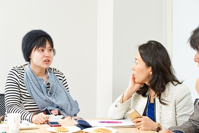 DUAL読者の勝倉歩さん（左）と小田記者