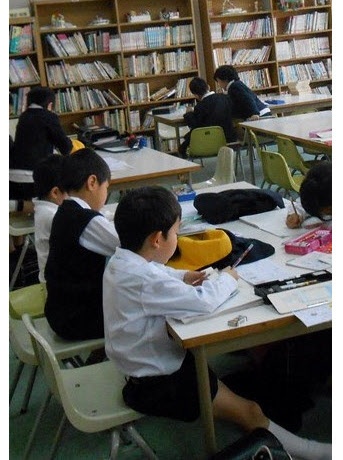 大阪市の小学校は「放課後ステップアップ事業」として、各学年週に１時間ずつ、講師がついて自習支援を行う。私も時々、サポートで入っている。宿題を「こなす」のではなく、身になるやり方で取り組んでほしいと指導している
