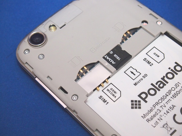 PolaSmaは背面カバーを外したところにSIMカードとmicroSDカードの挿入口がある
