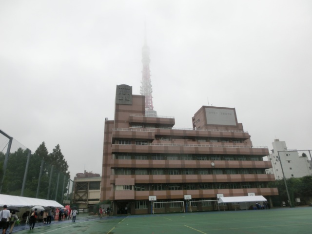 学校の真裏にそびえたつ東京タワー!　当日は小雨にもかかわらず、多数の親子連れでにぎわっていた