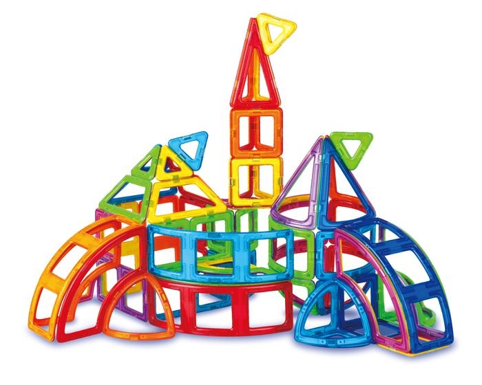 ボーネルンドで販売する、三角・四角・六角形などのピースをくっつけて平面や立体を自由にカタチ作れる遊具「マグフォーマー」（基本セット税込7128円〜）。それぞれのピースの辺に内蔵された磁石で、簡単に組み立てることができる