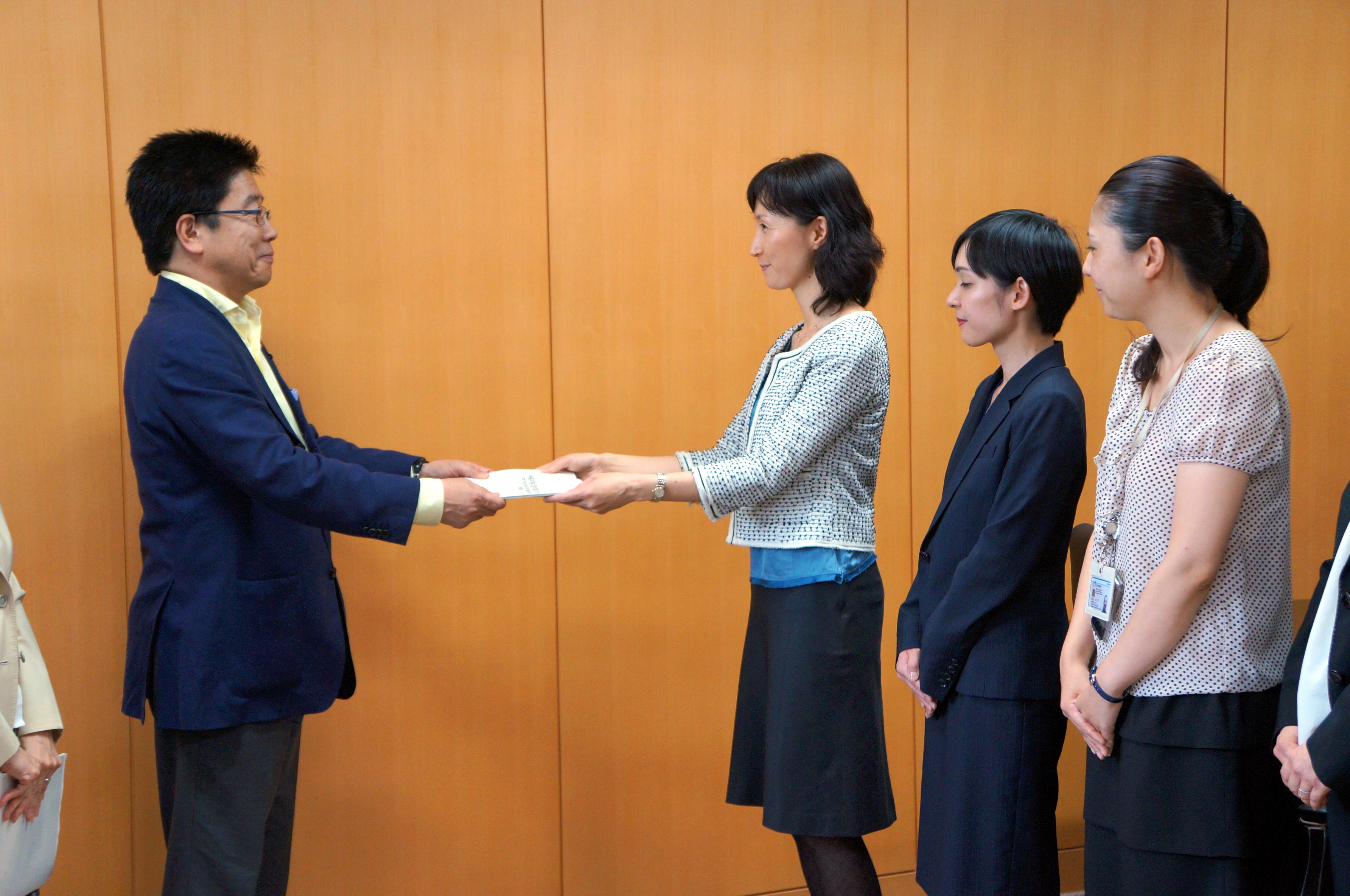 加藤勝信内閣人事局長に働き方改革実行に向けた提言を手渡した「霞が関で働く女性有志」のメンバー。いずれも30代後半の課長補佐クラスだ
