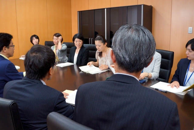 加藤内閣人事局長（左）に女性官僚たちが提言の内容を説明する。加藤局長も熱心に耳を傾け、予定の時間を大幅に上回った