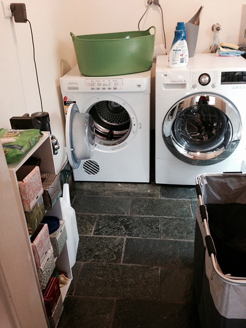 パースの自宅の家事室。夫婦二人ともなんでもできますが、夫は洗濯物を畳むのが、私は料理があんまり好きじゃない。一方、庭仕事は私がやり、子どものお弁当は夫が作ります。