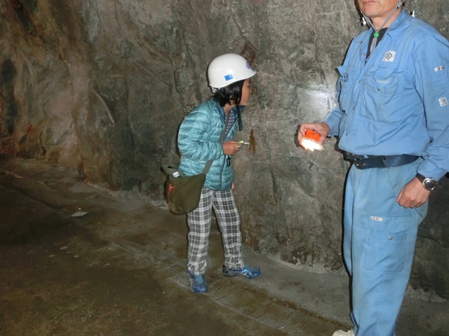 小さいときから鉱物大好きな娘は鉱山に大喜び。外では鉱石の販売も行われていたが、当然のように娘は購入していた