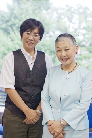 フォーラムでネウボラを紹介した高橋睦子先生（左）と渡辺久子先生（右）