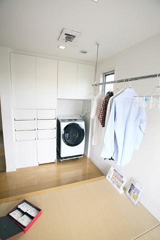 畳がある洗濯室の例（積水ハウス、<a href="http://www.sekisuihouse.co.jp/yumekojo/kanto/" target="_blank">関東住まいの夢工場内のモデルハウス</a>）。洗濯物を干し、タタミコーナーでたたんでいるときにも家族とコミュニケーションできる