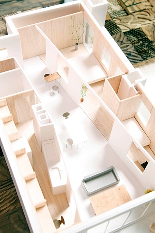小野裕美さんが設計した部屋の模型。室内の中央を「通りみち」が斜めに走る