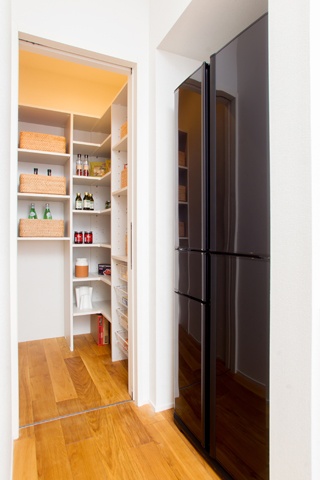 セパレートキッチンの奥に配置されたキッチンクローク。この中に冷蔵庫を置くとリビングからは冷蔵庫が見えない
