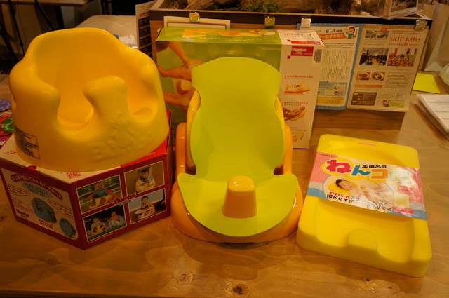 右は赤ちゃんを寝かせて体を洗ってあげられる「ねんコロマット」。中央は首が据わるころから、左はお座りができるようになってからのバスチェア