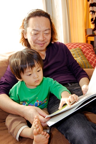 2歳だった次男と安藤さんの読み聞かせタイム。読み聞かせは主にパパの担当だった