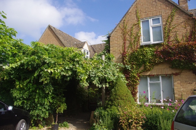 英国コッツウォルズ地方で筆者が毎年泊まっている一軒家。蔦や木々のアーチに彩られた家は広々として使い易く、6人まで泊まることができる