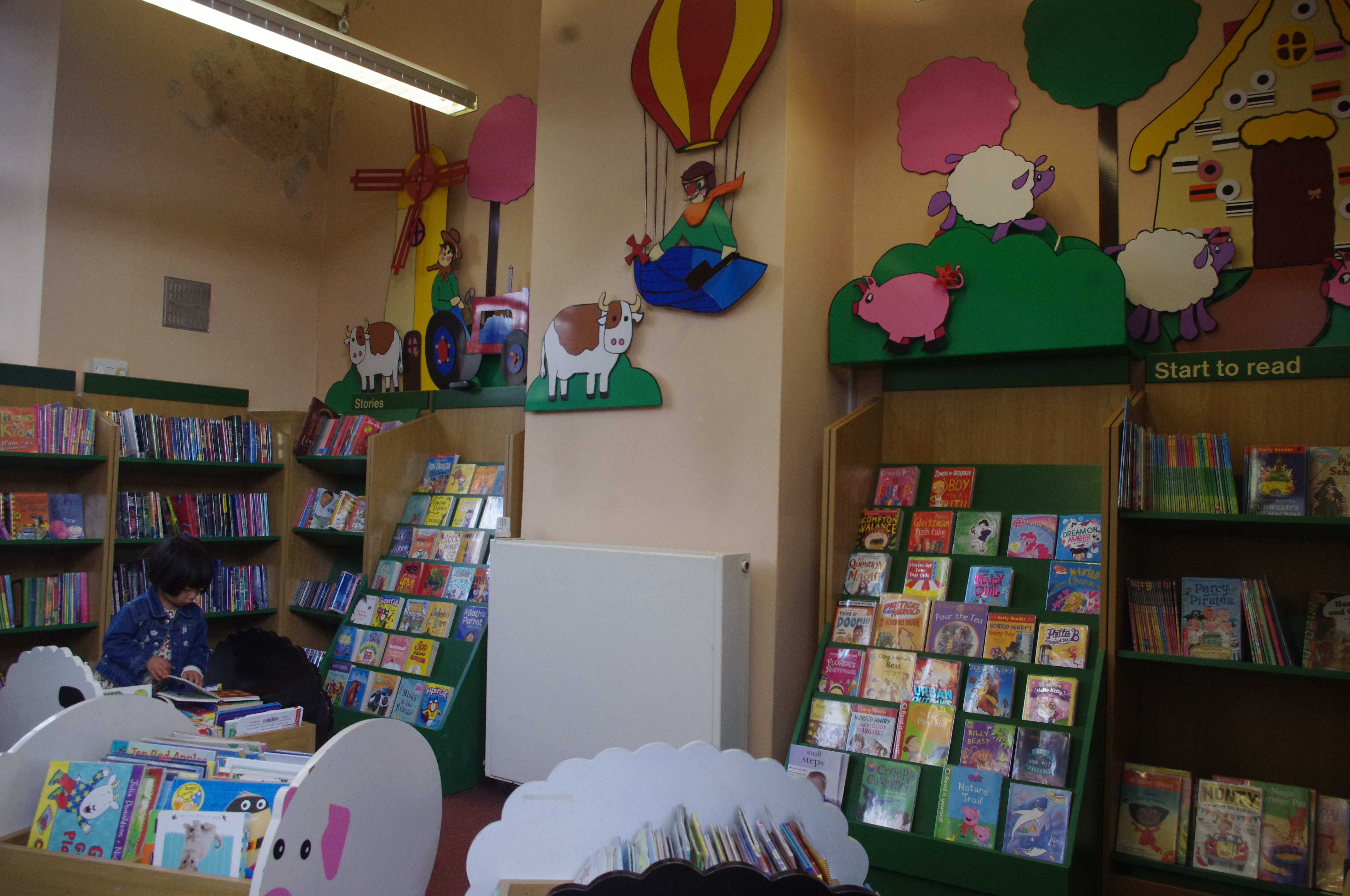人口300人の村とは思えないくらい充実している、チッピング・カムデン図書館の児童書コーナー