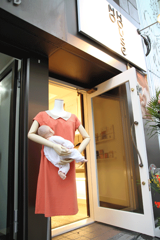 東京・南青山にある「モーハウス 青山ショップ」。授乳のしやすさが追求された授乳服が並ぶ