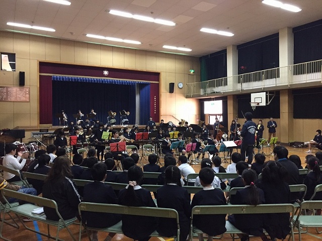毎年恒例、大阪教育大の吹奏楽部による「音楽鑑賞会」。何曲か、敷津小の金管バンドクラブとコラボ演奏をする。今年度は運営方法を変え、教員も積極的に参加した。私も子ども達に励まされながら、トランペットを吹いている