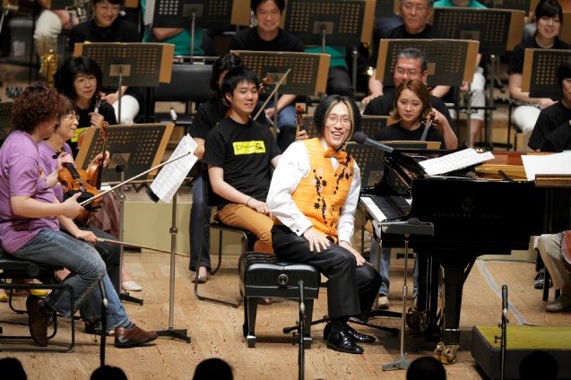 コンサートを体験した桐原さんのお子さんは宮川さんが着ているチョッキが記憶に残ったという（写真は2014年夏に行われたサマーコンサート　写真／大窪道治）