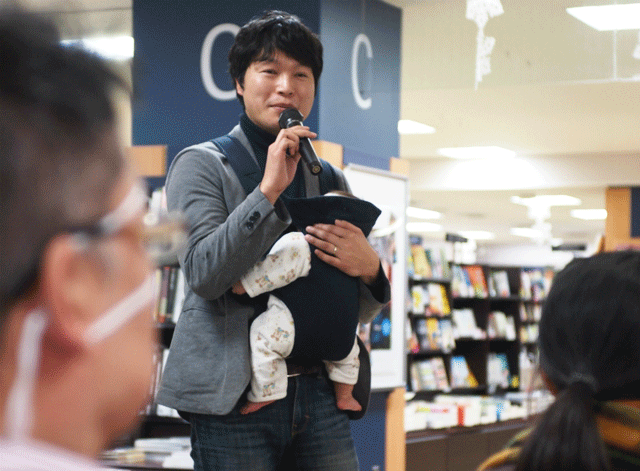 紀伊國屋書店イベントで司会を務めてくれた、境さんの本の担当編集者さん。第二子を抱っこするイクメンでした