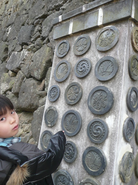姫路城の家紋。「これだけ見つからないなあ」と息子。史跡も宝探し気分で楽しみながら見学を