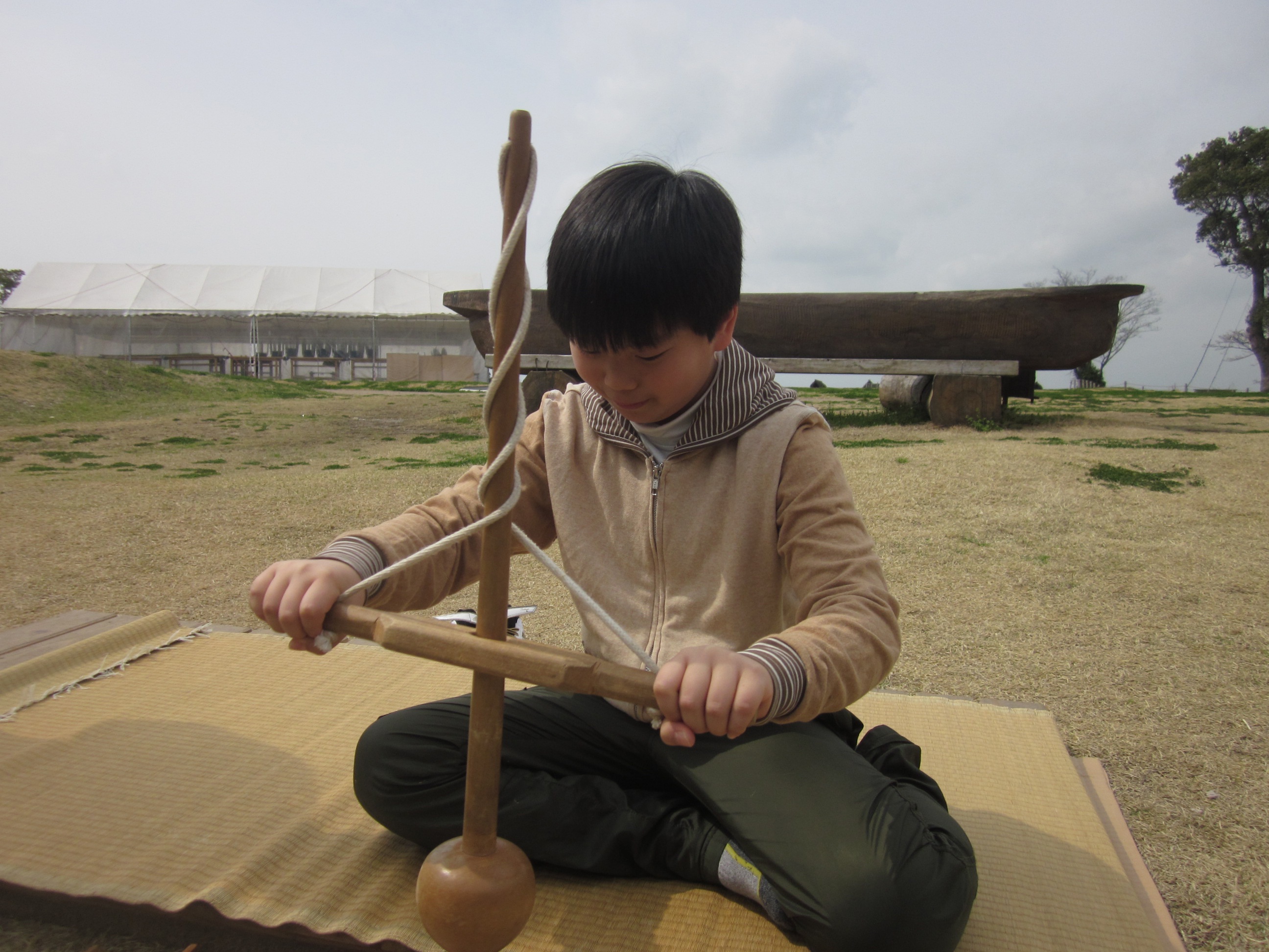 佐賀県の吉野ケ里歴史公園では火おこしのほか、土笛や勾玉作りなどを体験できる